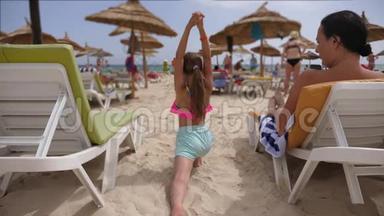 <strong>少女</strong>训练瑜伽体式夏季海滩<strong>海洋</strong>背景